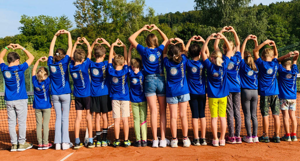 2024 Vereinsprojekte TC Gailingen Kinder mit Vereinstrikot auf dem Tennisplatz