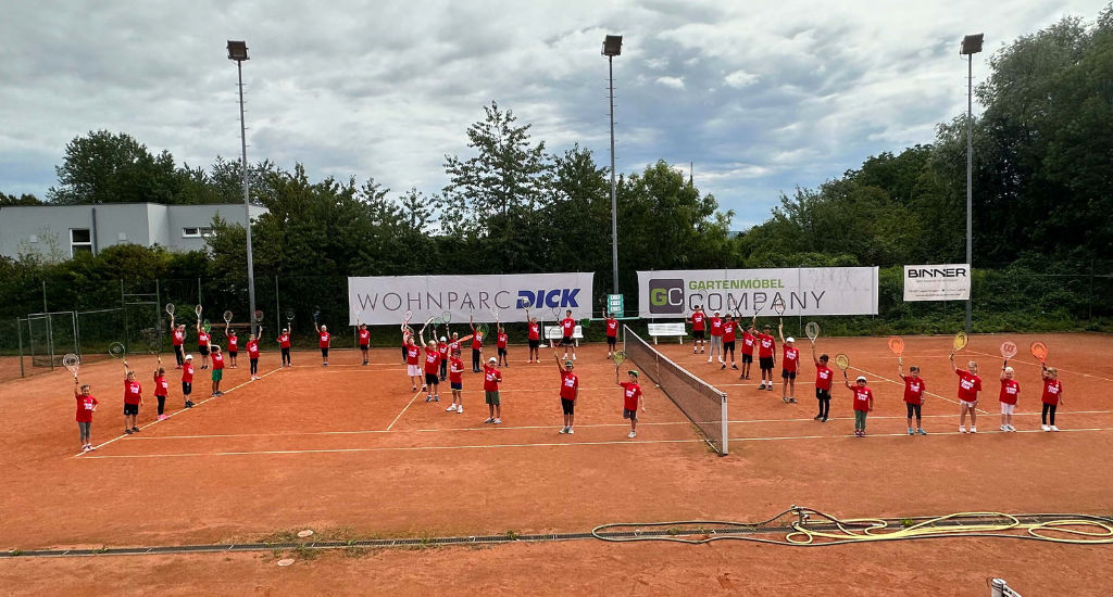 2024 Vereinsprojekte TC Lauchringen Spieler:innen mit Schläger auf Tennisplatz
