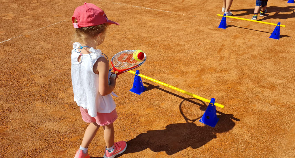 2024 Vereinsprojekt TC Wehr Kind balanciert Ball auf Tennisschläger