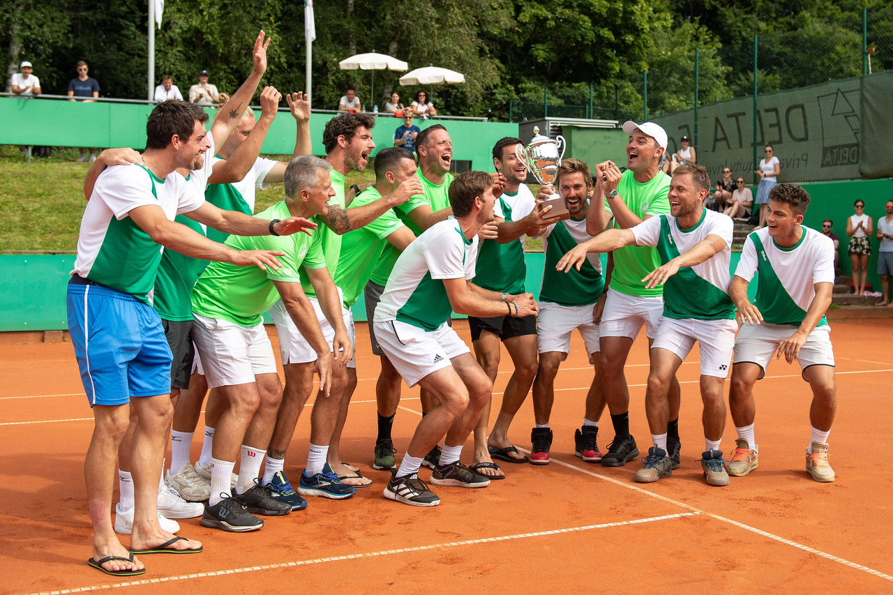 Siegesfeier TK GW Mannheim in Grosshesslohe Muenchen in der Tennis Bundesliga, TC Grosshesselohe Muenchen - TK GW Mannheim. 15.08.2021 Muenchen. 15.08.21 Tennis Tennisbundesliga , 15.08.2021, Muenchen Deutschland *** Victory celebration TK GW Mannheim in Grosshesslohe Munich in the Tennis Bundesliga, TC Grosshesselohe Munich TK GW Mannheim 15 08 2021 Munich 15 08 21 Tennis Tennisbundesliga , 15 08 2021, Munich Germany xpx000x 