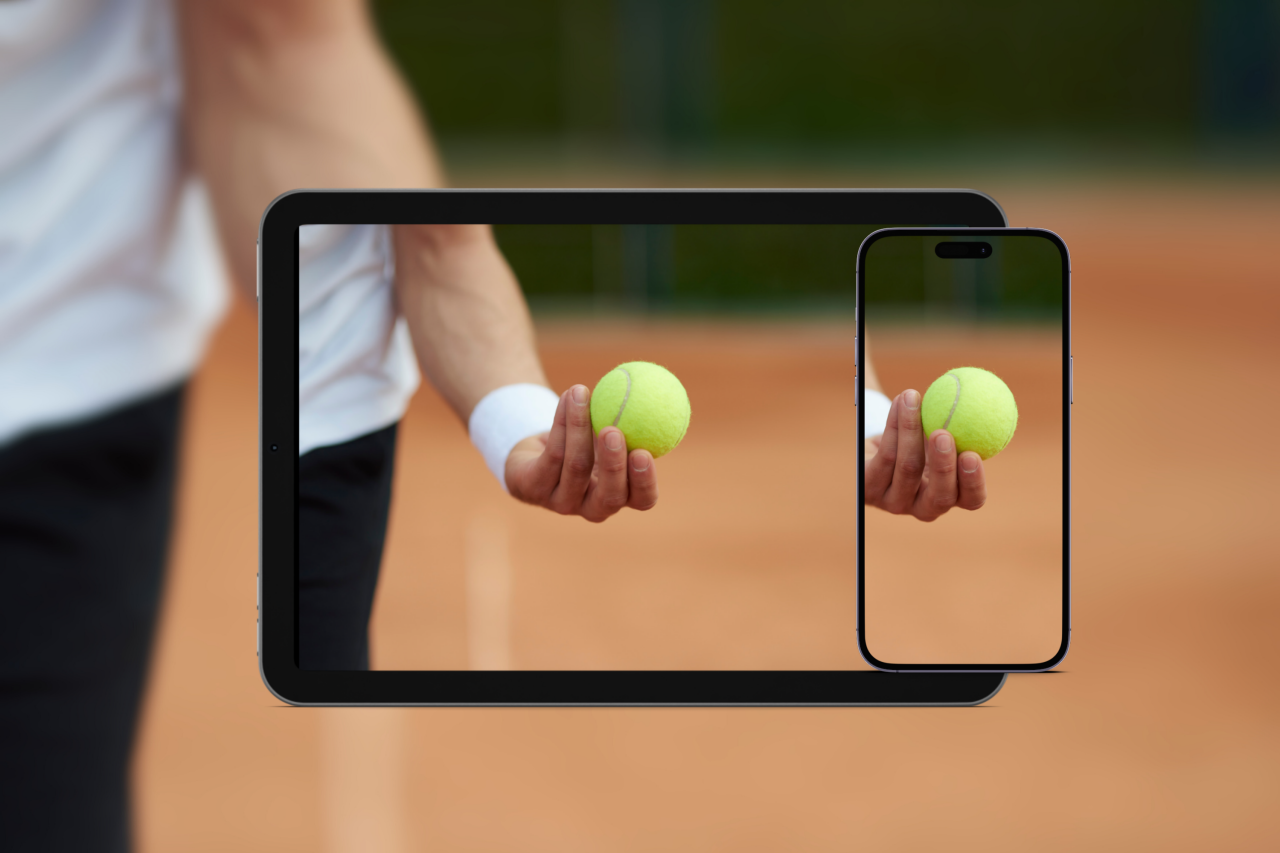 Tablet und Smartphone mit Tennismotiv als Symbol für die Digitalisierung im Tennis