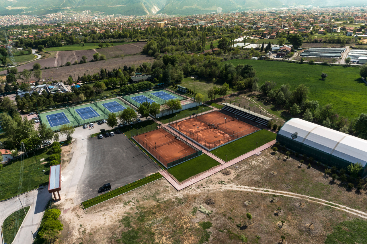 Tennislatzanlage