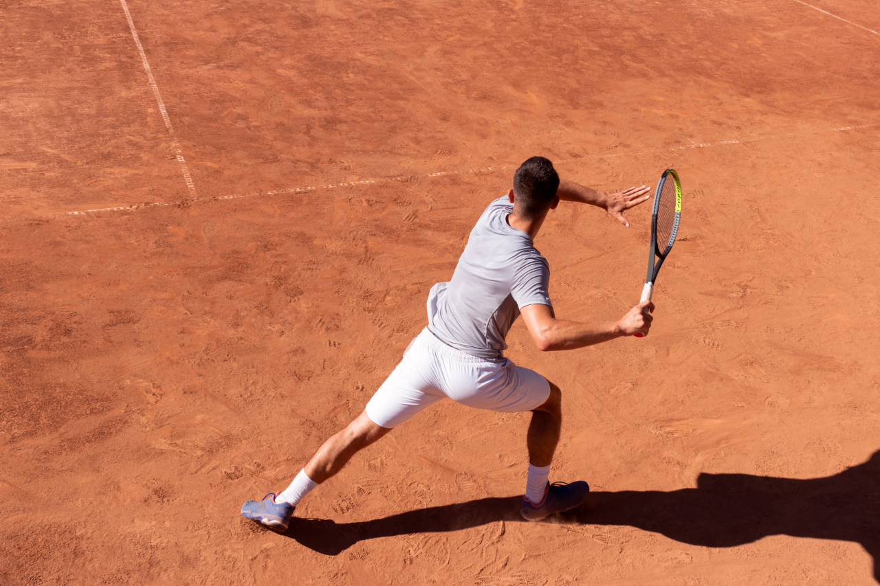Sandplatz im freien mit Tennisspieler