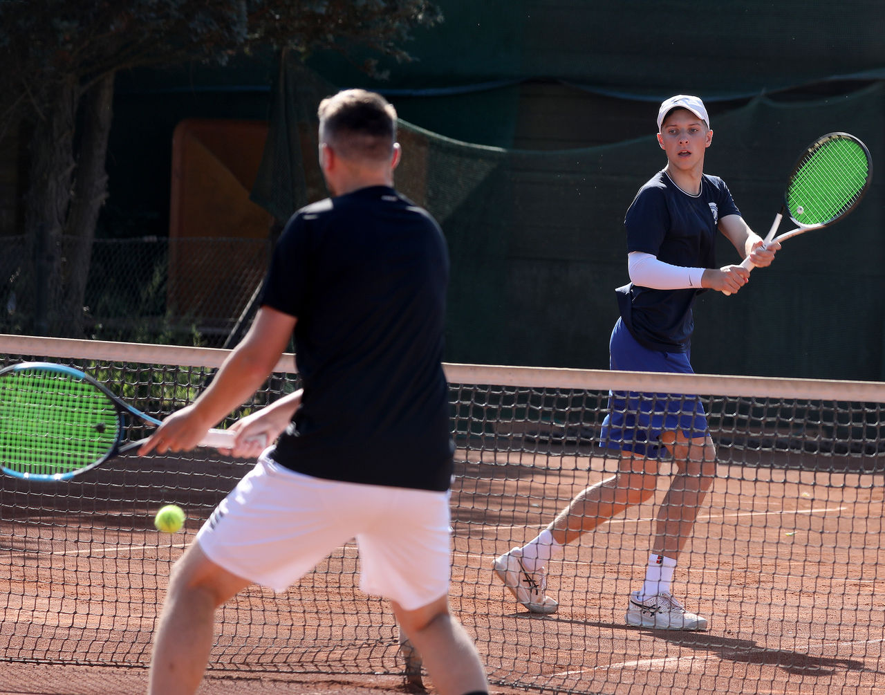 Zwei Männer spielen Tennis