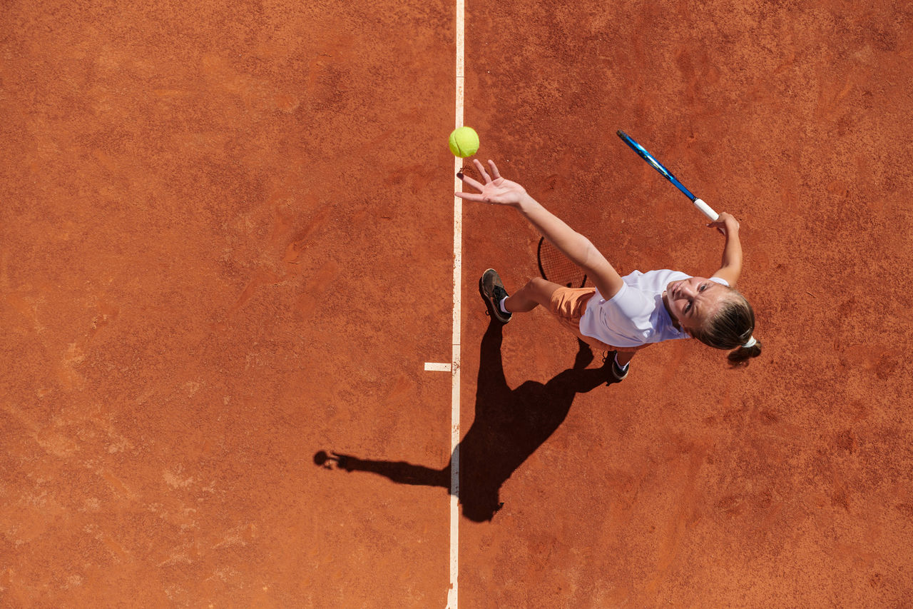 Top view of a professional female tennis player serves the tennis ball on the court with precision and power Top view of a professional female tennis player serves the tennis ball on the court with precision and power. LicenseRF 20336492 ,model released, Symbolfoto Copyright: xZoonar.com/BENISxARAPOVICx 20336492 ,model released, Symbolfoto ,property released